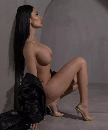 👠💋 Я настоящая профессионалка, которая знает, как доставить тебе незабываемое удовольствие. 🌟 Будь то нежные ласки или страстный секс, я готова удовлетворить твои самые сокровенные желания. 💞🔥
Мои услуги простираются от классического секса до ролевых игр 🎭 и БДСМ. Я открыта для экспериментов и новых приключений, готова осуществить все твои мечты. 💫
Возможно, ты интересуешься отзывами? Мои клиенты абсолютно довольны моими услугами и всегда оставляют положительные отзывы. Наслаждайся умелыми руками и привлекательной внешностью в полной конфиденциальности. ✨😉
Мне нравится заботиться о себе и выглядеть на высшем уровне. В моем профиле ты найдешь фотографии, которые подтвердят мою привлекательность и сексуальность. 😍📸
Приглашаю тебя на опыт незабываемого удовольствия! Сделай заказ и получи все самое лучшее от нашей встречи. Жду тебя в Москве! 🌆✨ Танюшенька